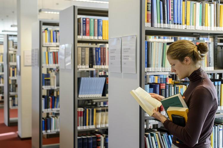 Die Bibliothek bietet Zugang zu rund 125.000 gedruckten und digitalen Medien Die Bibliothek bietet Zugang zu rund 125.000 gedruckten und digitalen Medien
