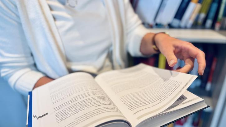 Verlage: KI-Klauseln erschweren wissenschaftliches Arbeiten