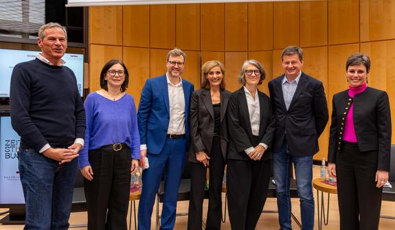 Georg Mascolo, Dr. Anna Hofmann (ZEIT STIFTUNG BUCERIUS), Moderator Julian Hans, Katja Gloger, Gesine Dornblüth, Vladimir Esipov, Dr. Alexa Meyer-Hamme (Bucerius Law School)