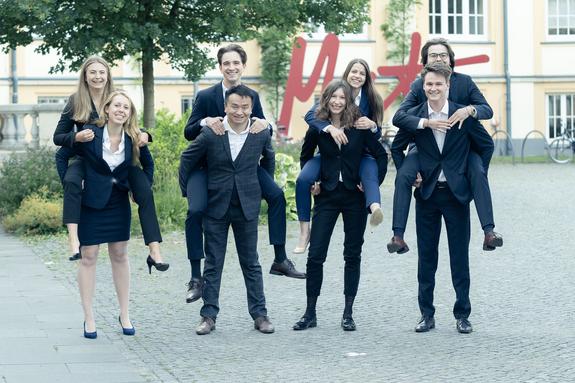 Das Vis Team der Bucerius Law School 2022 (hintere Reihe v.l.n.r.: Niniane Denicke, Dominik Ströbel, Julia Schulze, Stefan Endeward; vordere Reihe v.l.n.r.: Helena Pfad, Shengming Zhang, Chiara Gemoll, Claudius Pietzcker)