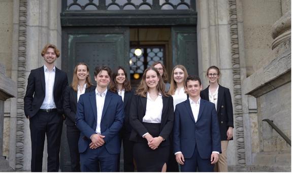 Das Team der Bucerius Law School v.l.n.r.: David Bahr (Jahrgang 2020), Paula Feuser (Jahrgang 2020), Jakob Wiegmann (Jahr-gang 2021), Lani Nawrot (Jahrgang 2021), Antonia Schumann (Jahrgang 2020), Janne Ro-ehsler (Jahrgang 2021), Alicia Gehrmann (Jahrgang 2021), Finn Wollscheid (Jahrgang 2021), Alicia Albrecht (Jahrgang 2020)