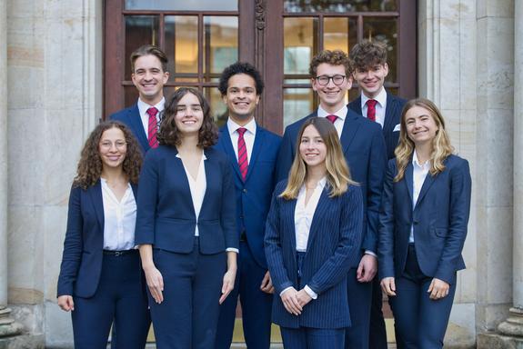 Das Vis Team der Bucerius Law School 2024 (hintere Reihe v.l.n.r. Dominik Ströbel, Marvin Johnson, Hannes Willenbrock, Jonas Klein; vordere Reihe v.l.n.r. Manyedi Lieck, Levke Mikuteit, Victoria Wicker, Niniane Denicke)