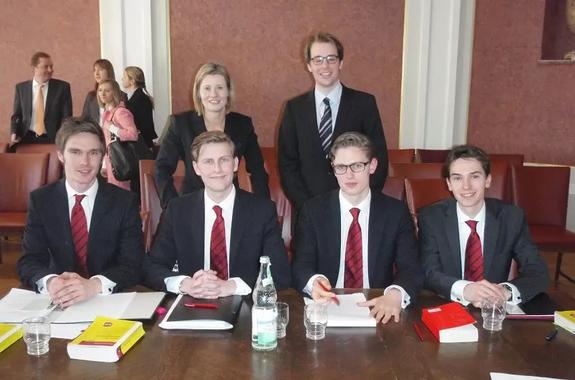 Vordere Reihe v.l.n.r. Niclas Stemplewski, Georg Lorenz, Benn Berger, Philipp Sahrmann; hintere Reihe: Prof. Dr. Birgit Weitemeyer, Peter Stark
