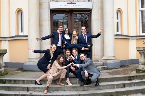 Das Vis Team der Bucerius Law School 2023 (hintere Reihe v.l.n.r.: Carl-Anton Sack, Anne Meyer, Annika Apsel, Henrik Bousset; vordere Reihe v.l.n.r.: Helena Pfad, Chiara Gemoll, Niniane Denicke, Dominik Ströbel, Stefan Endeward; nicht abgebildet: Stefan Kaufhold)