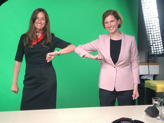 Constanze Eich und Friederike Lenz im Studio der Bucerius Law School