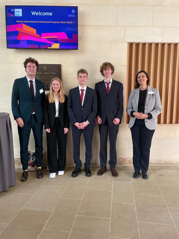 Vor Ort am Pembroke College in Oxford (v.l.n.r. Karsten Windler, Johanna Westermann, Louis Strelow, Henri Heising, Lezel Roddeck)