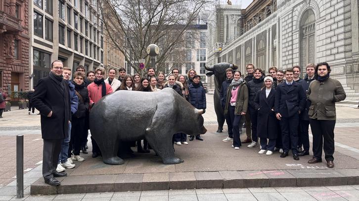Exkursion des Schwerpunkts Gesellschafts- und Kapitalmarktrecht nach Frankfurt a.M. Exkursion des Schwerpunkts Gesellschafts- und Kapitalmarktrecht nach Frankfurt a.M.
