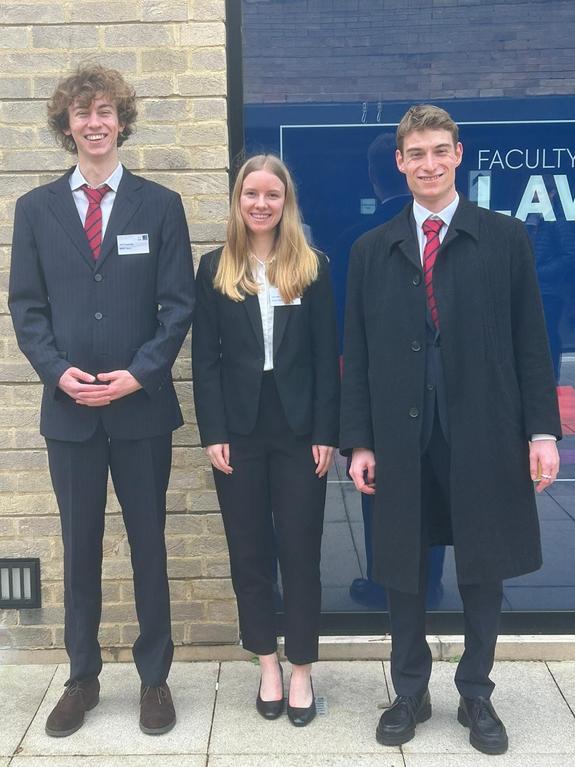 Das Oxford IP Moot Team der Bucerius Law School 2024 (v.l.n.r. Henri Heising, Johanna Westermann, Louis Strelow)