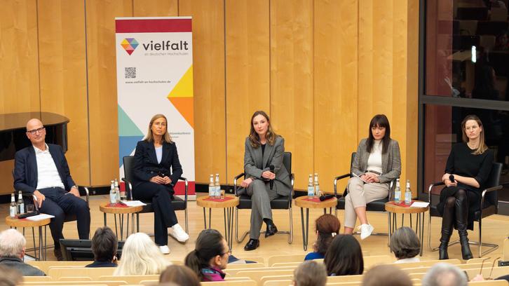 Sieben Jahre #MeToo: Wie die Arbeitswelt reagiert Sieben Jahre #MeToo: Wie die Arbeitswelt reagiert