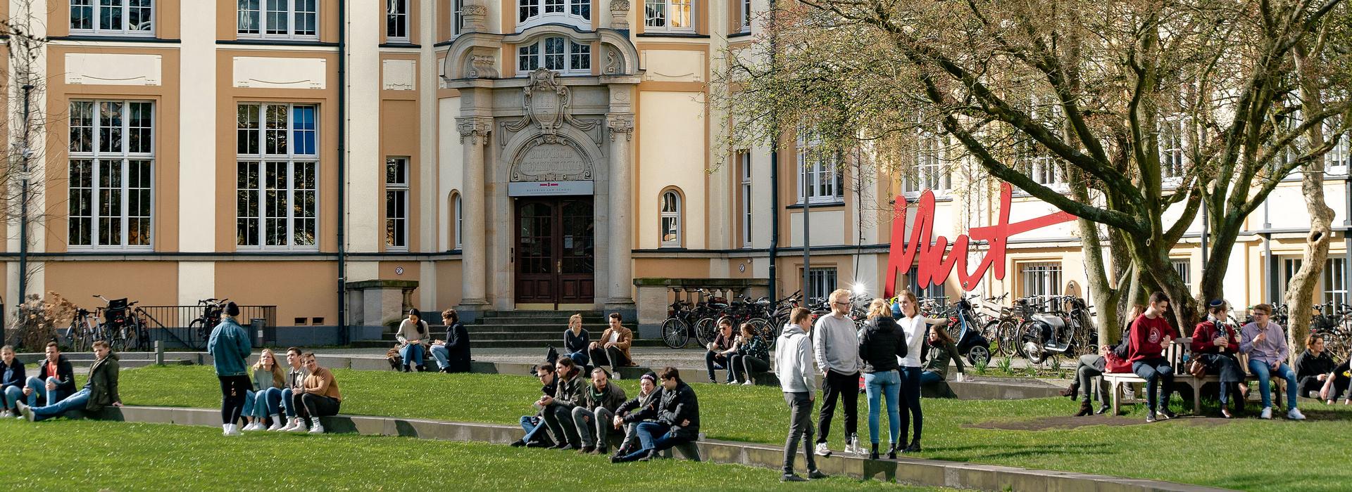 Studierende auf dem Campus der Bucerius Law School