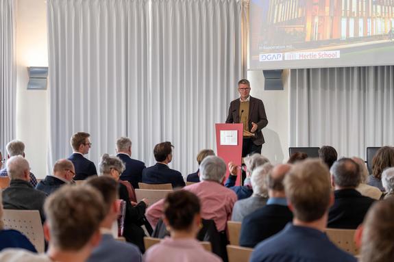 Der Geschäftsführer der Bucerius Law School, Meinhard Weizmann, eröffnet die gemeinsame Veranstaltung des Studium generale, der Hertie School und jungen DGAP