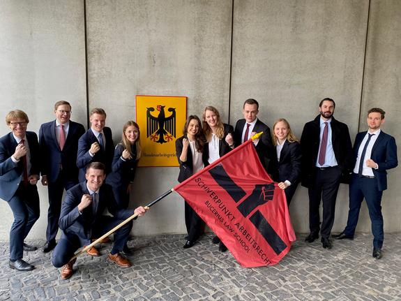 v.l.n.r: Prof. Dr. Matthias Jacobs, Rüdiger Hopfe (Schweibert Lessmann), Philipp Menke (Team), Niklas Wilde (Team), Anna-Sophie Henke (Team), Janine Gläß (Team), Ria Sandbrink (Team), Matthias Mai (Team), Charlotte Schindler, Christoph Herrmann (Schweibert Lessmann), Tobias Vogt