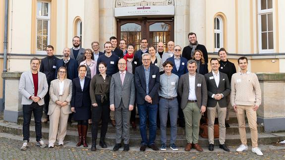 Hamburger Protokoll: Teilnehmende der Arbeitssitzung im Dezember 2023 vor dem Eingang der Bucerius Law School 