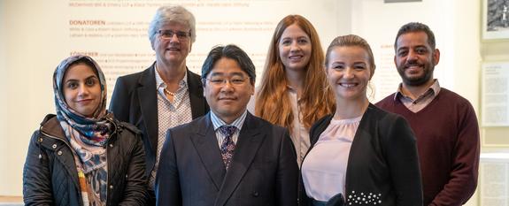 Visiting Scholars at Bucerius in 2019 Five scholars standing in the Law School's routunda with Prof. Dr. Katharina Boele-Woelki