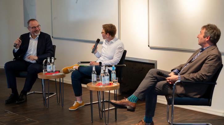 Wer kontrolliert die KI? Eine Frage von Recht, Macht und Moral Wer kontrolliert die KI? Eine Frage von Recht, Macht und Moral