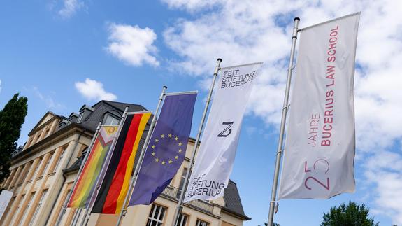Flaggen vor dem Campus der Bucerius Law School