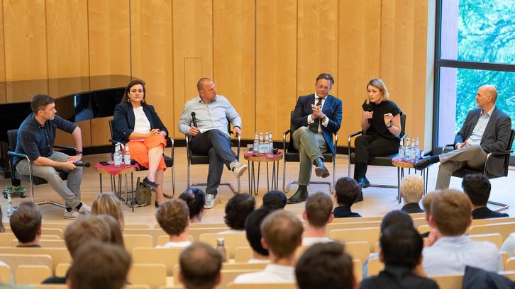 Podiumsdiskussion der politischen Hochschulgruppen Podiumsdiskussion der politischen Hochschulgruppen