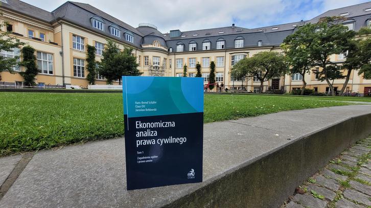 Der erste Band der polnischen Ausgabe "Ökonomische Analyse des Zivilrechts" (Prof. Hans-Bernd Schäfer) erschienen