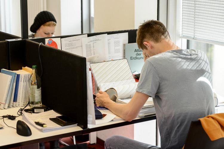 Die Hengeler-Mueller-Bibliothek bietet 528 Arbeitsplätze. Die Hengeler-Mueller-Bibliothek bietet 528 Arbeitsplätze.