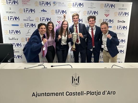 Das Team der Bucerius Law School bei der Siegerehrung des IFAM 2023 (v.l.n.r.: Lasse Fischlein, Lisa Gerlach, Celina Böhm, Julius Klose, Luis Engel und Sandro Birkenhof)